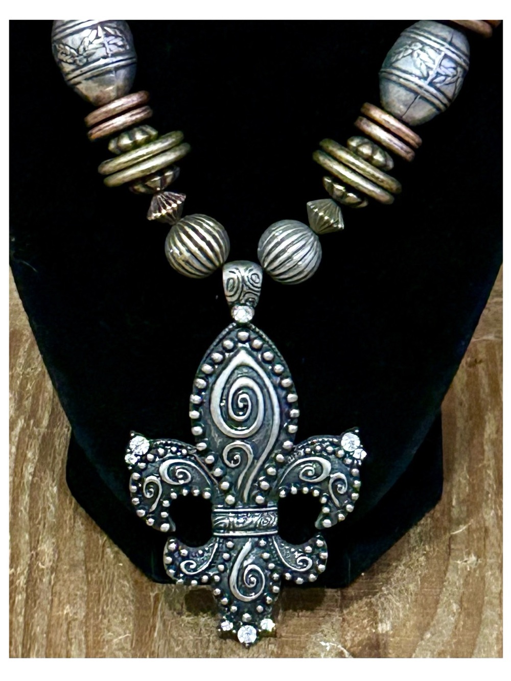 Fleur-de-Lis Multi-Tone Statement Necklace & Earring Jewelry Set. - Picture 9 of 14